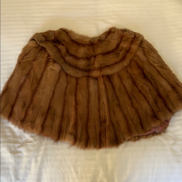 *Great Condition* Fur Capelet - Picture 9 of 10